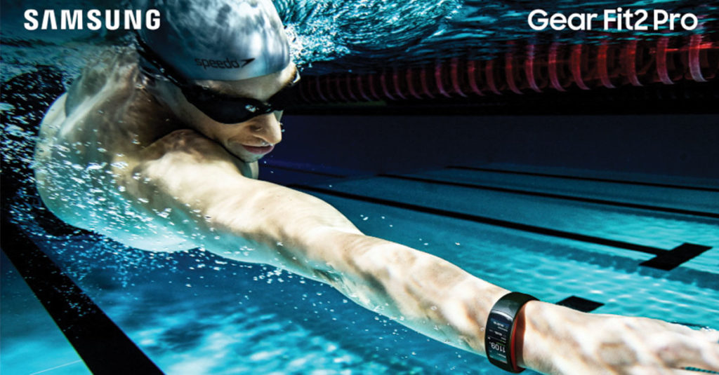 Gear Fit2 Pro_Lifestyle Swimming_Red